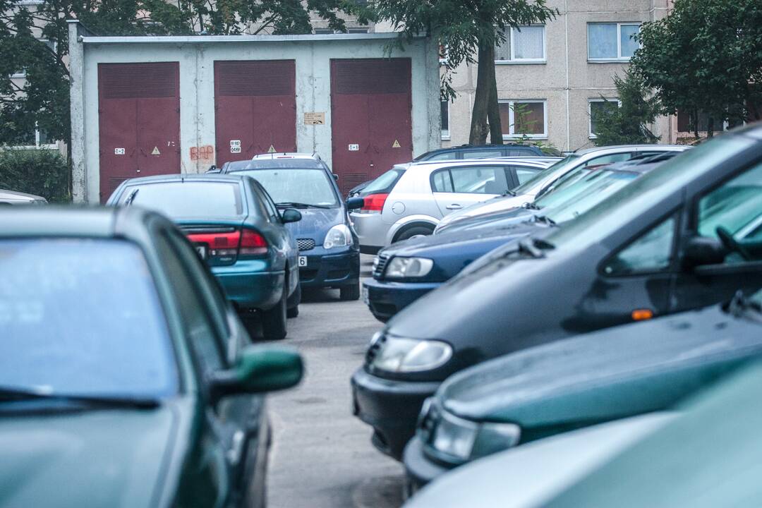 Grūstis: daugiabutyje kilus gaisrui, įvažiuoti į tokį kiemą ugniagesiams – beveik jokių galimybių.