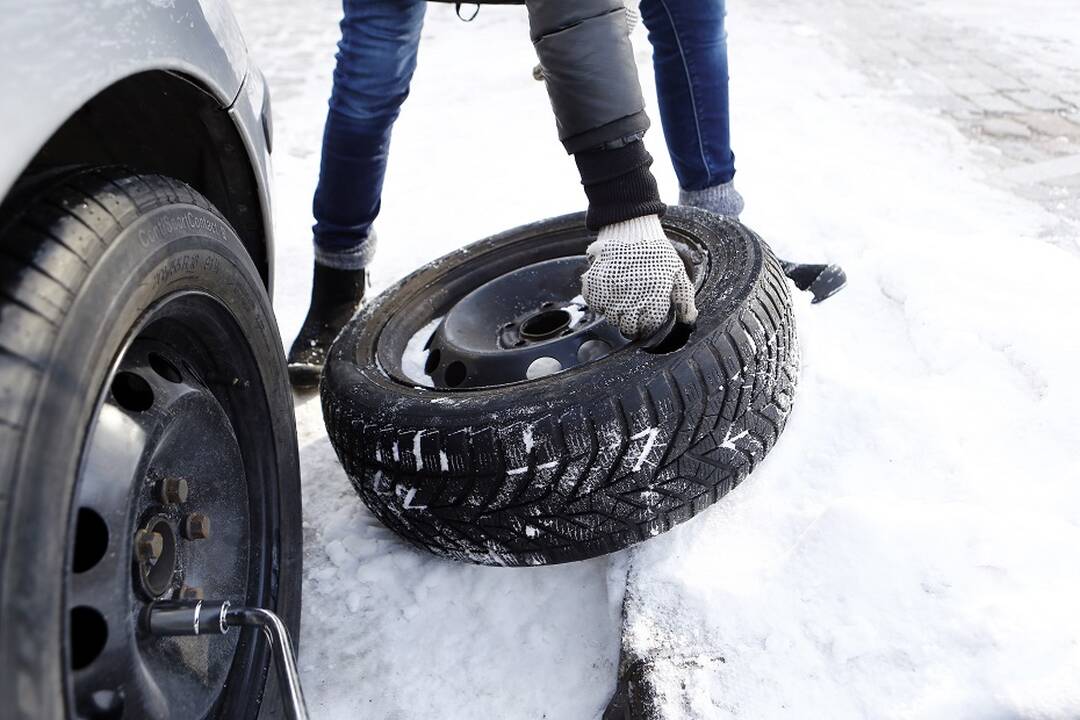 Nuostoliai: tamsoje į atsivėrusią duobę pateko dešimtys automobilių, kai kurie vairuotojai kelininkams reiškia rimtas pretenzijas dėl patirtų nuostolių.