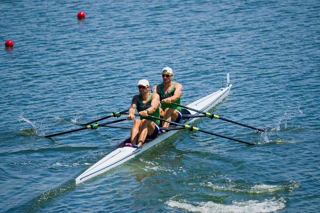 Tokijo olimpiada: irkluotojai S. Ritteris ir A. Adomavičius antru bandymu prasibrovė į pusfinalį