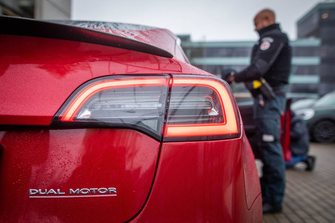 Lietuvos kelių policijos tarnybai perduotas „Tesla“ automobilis 