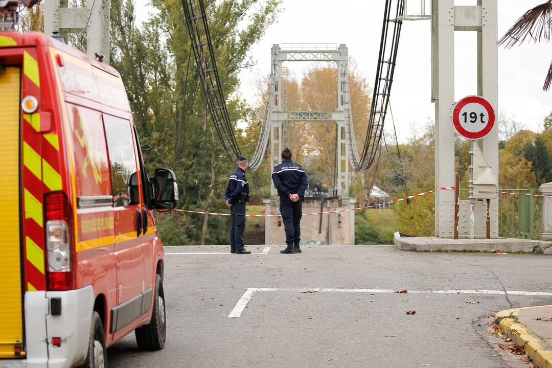 Prancūzijoje sugriuvo kabamasis tiltas