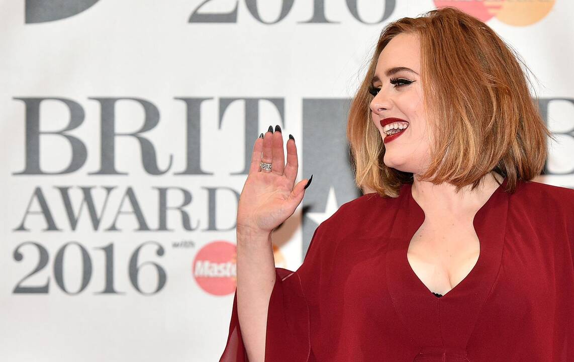 Scenos baimę jaučianti Adele savo koncertinį turą pradėjo Belfaste
