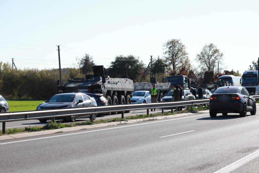 Ties Akademija į avariją pateko šarvuočių kolona