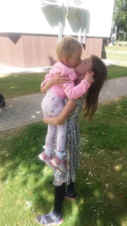 Emilytė su tėvais