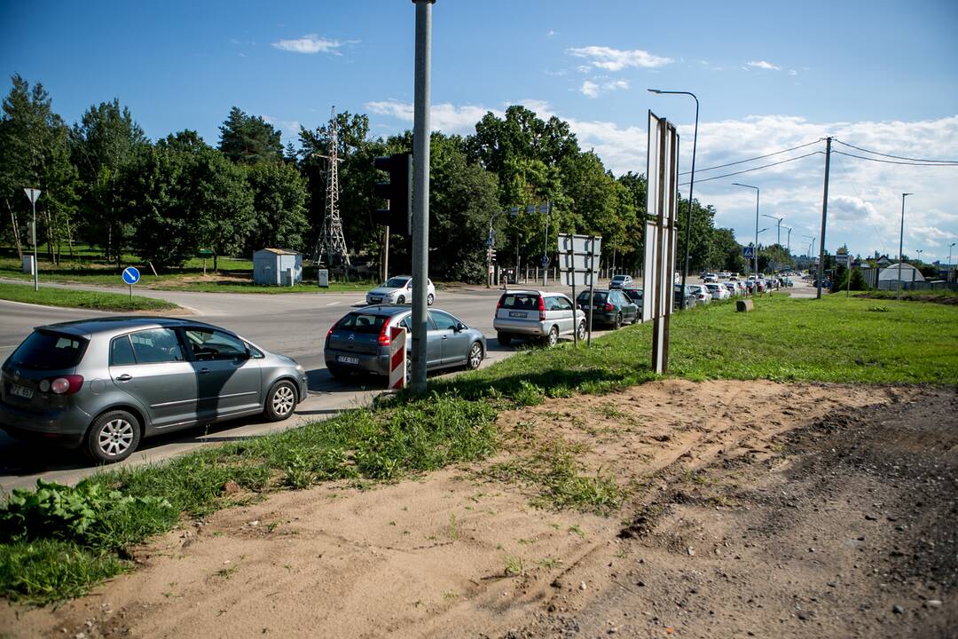 Prie mobilaus patikros punkto Kaune – milžiniška automobilių eilė