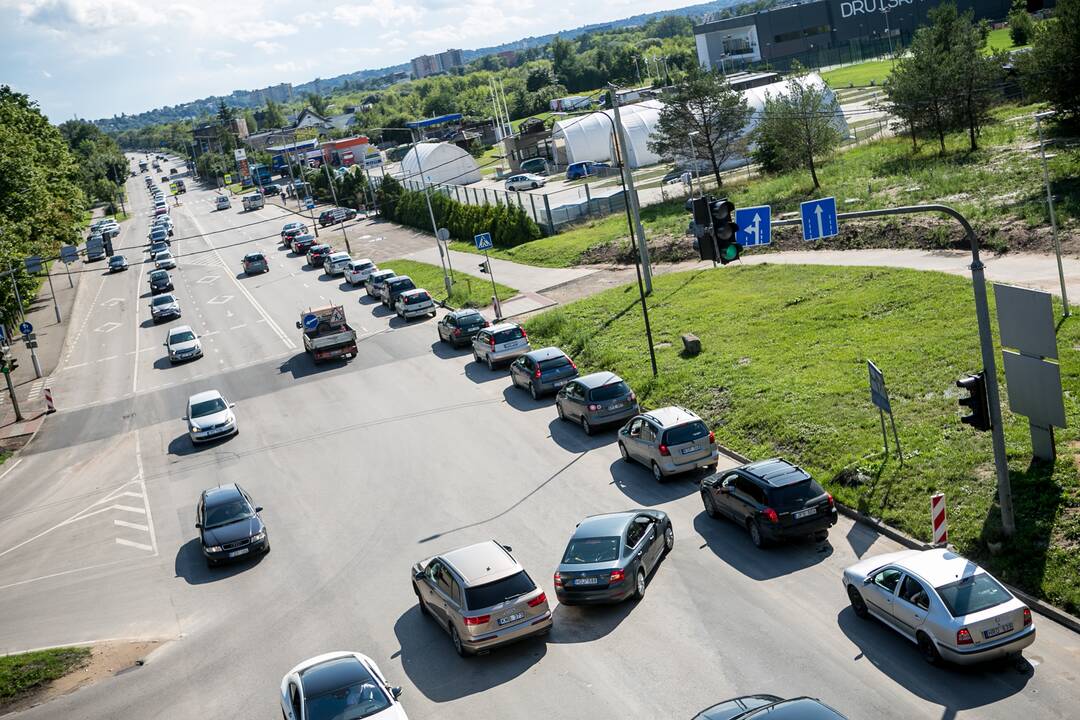 Prie mobilaus patikros punkto Kaune – milžiniška automobilių eilė