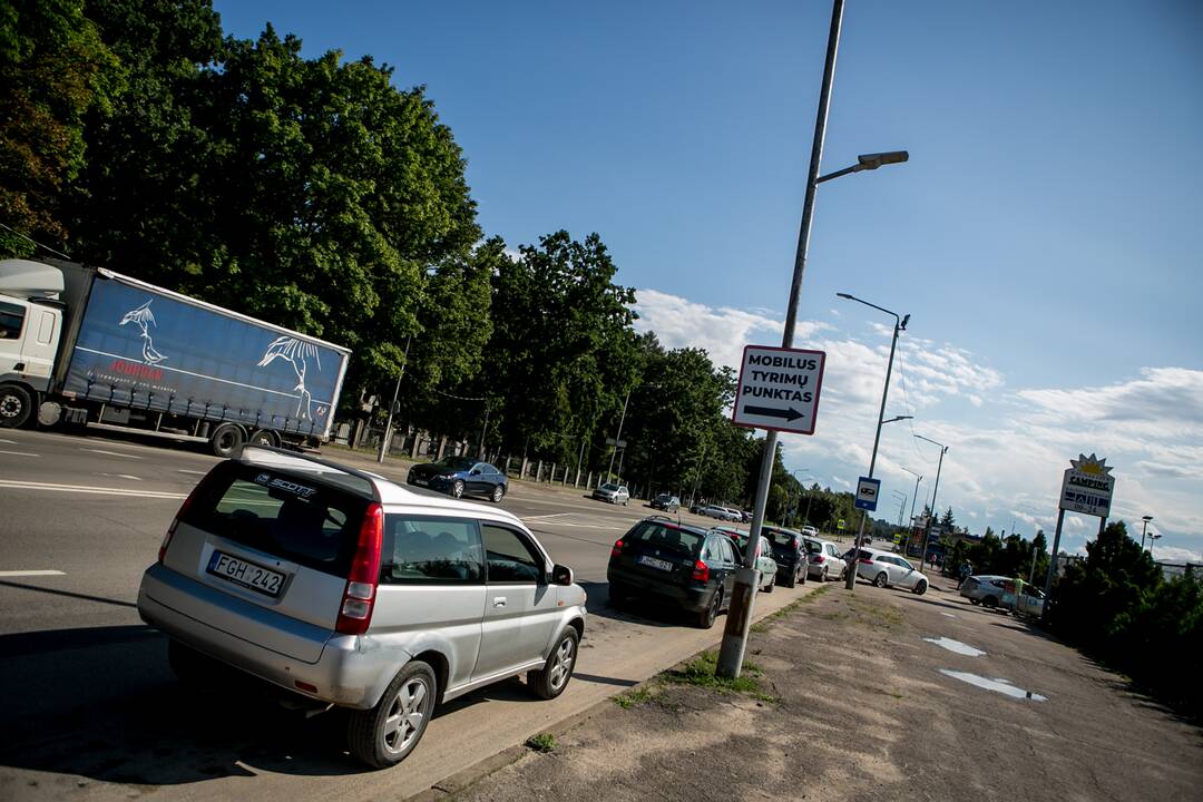 Prie mobilaus patikros punkto Kaune – milžiniška automobilių eilė