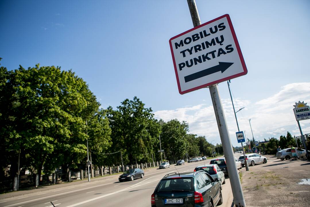 Prie mobilaus patikros punkto Kaune – milžiniška automobilių eilė