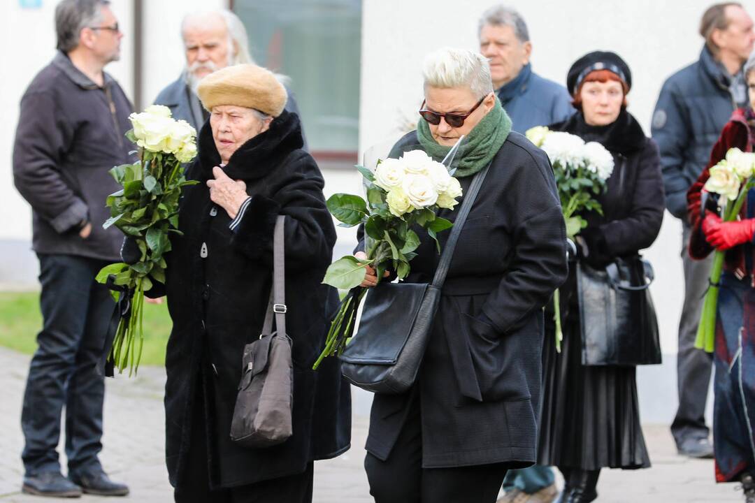 Poetas K. Navakas išlydimas į paskutinę kelionę