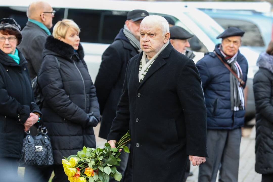 Poetas K. Navakas išlydimas į paskutinę kelionę
