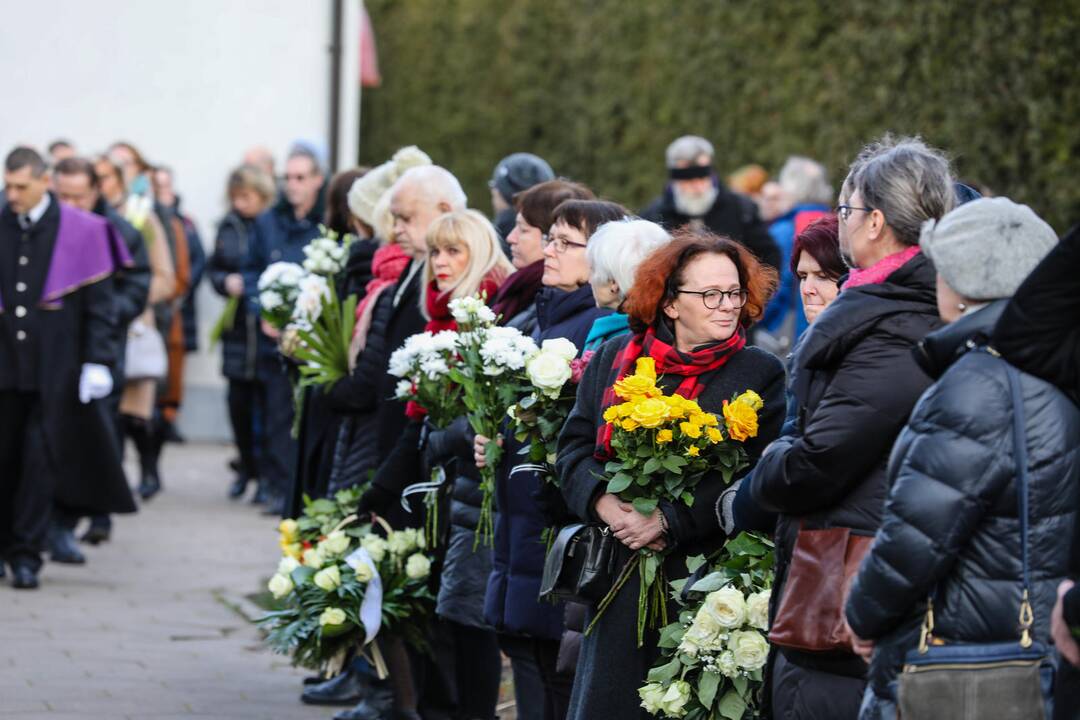 Poetas K. Navakas išlydimas į paskutinę kelionę