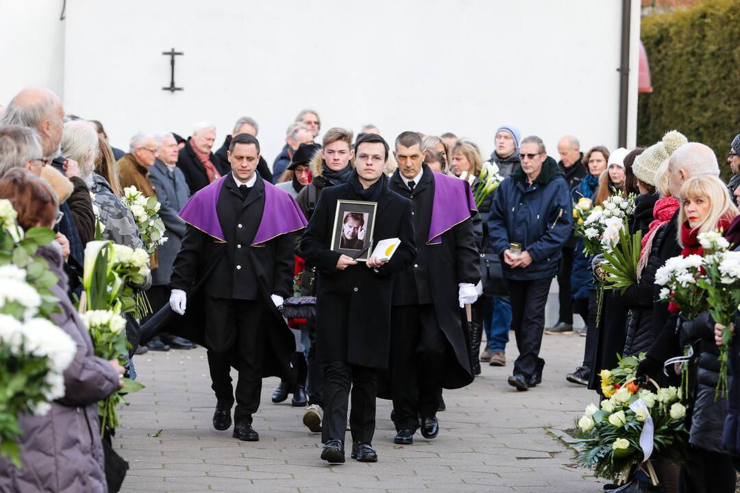 Poetas K. Navakas išlydimas į paskutinę kelionę
