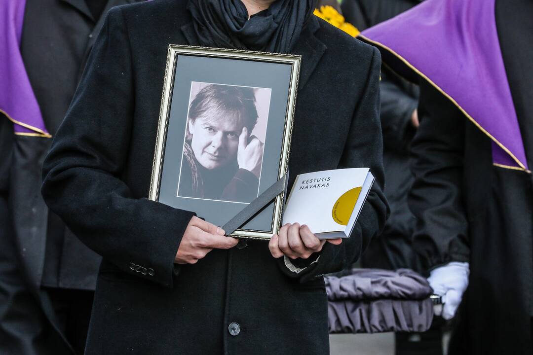 Poetas K. Navakas išlydimas į paskutinę kelionę