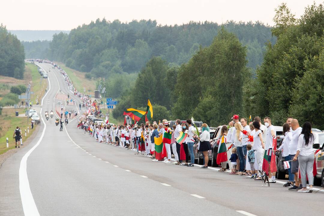 „Laisvės kelio“ dalyviai susikibo rankomis palaikydami Baltarusiją