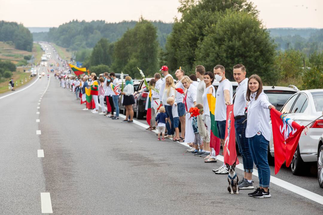 „Laisvės kelio“ dalyviai susikibo rankomis palaikydami Baltarusiją