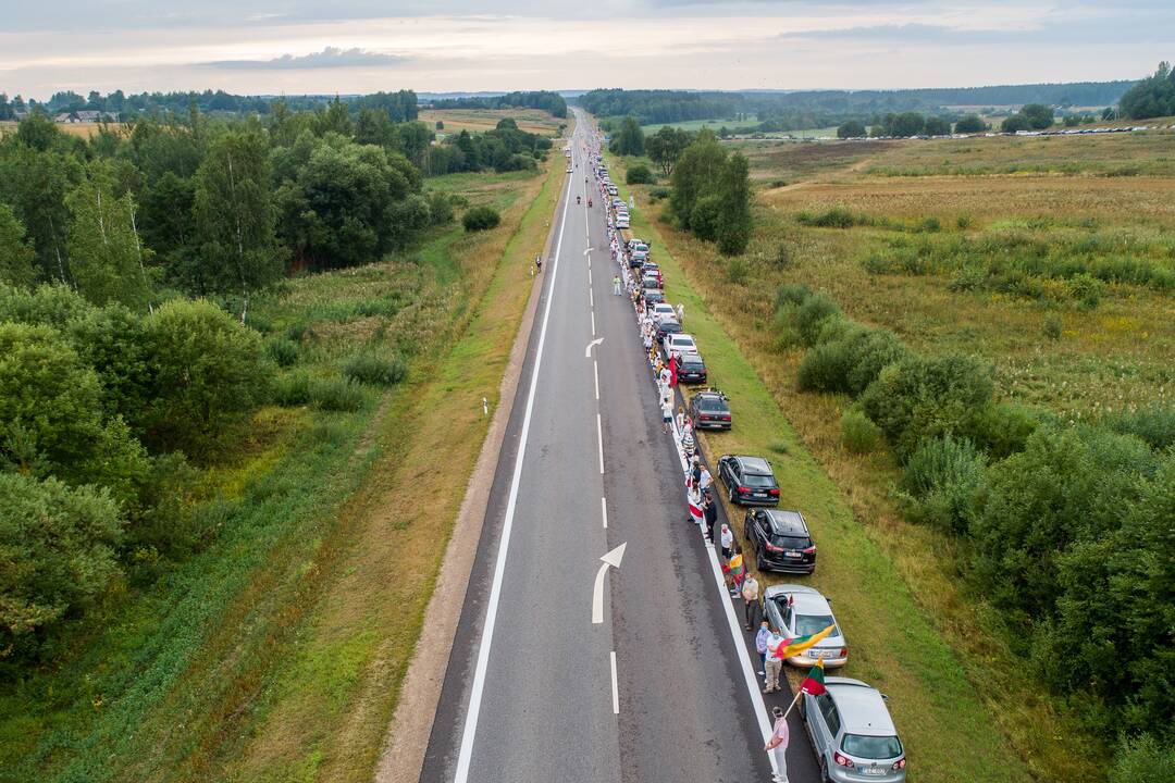 „Laisvės kelio“ dalyviai susikibo rankomis palaikydami Baltarusiją