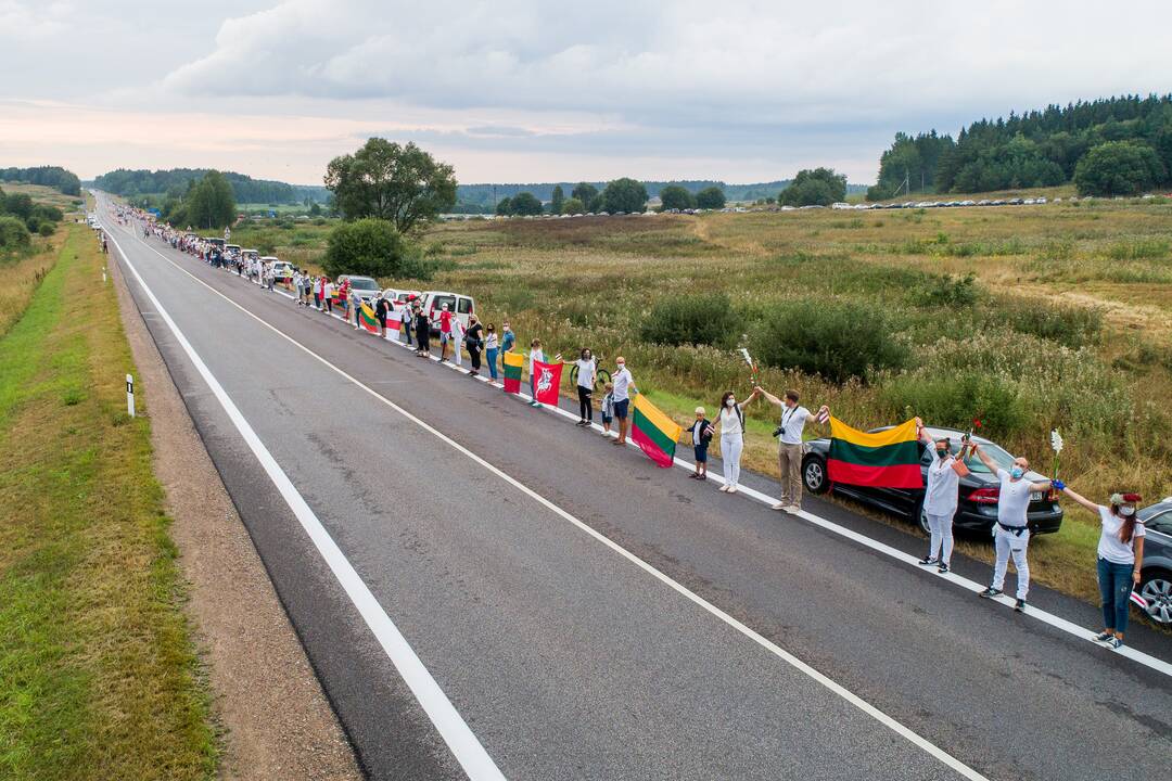 „Laisvės kelio“ dalyviai susikibo rankomis palaikydami Baltarusiją