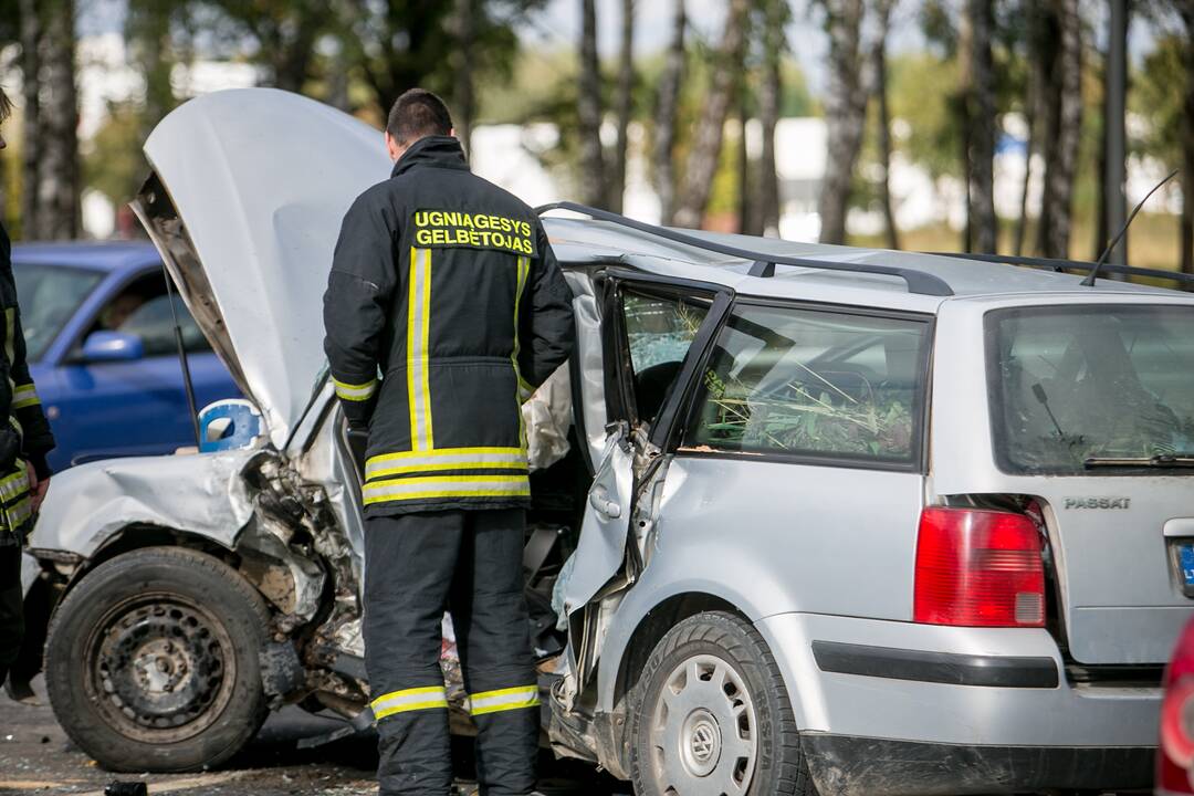 Per didžiulę avariją Ateities plente žuvo žmogus