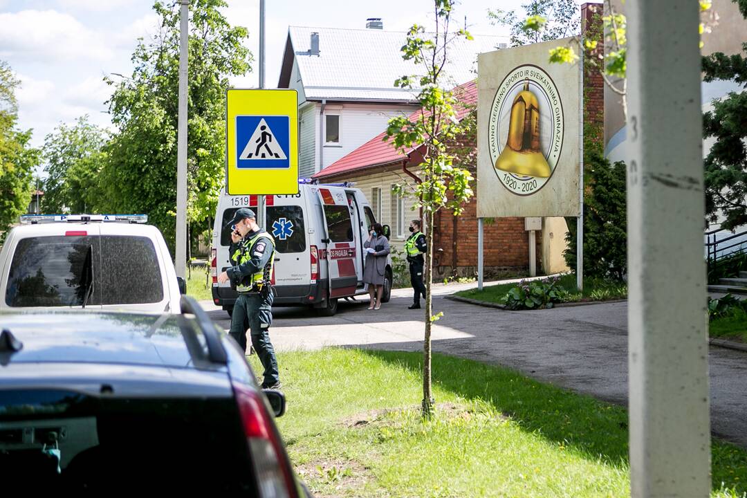 Kaune pro gimnazijos langą iškrito nepilnametis