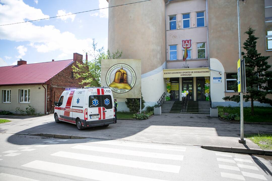 Kaune pro gimnazijos langą iškrito nepilnametis