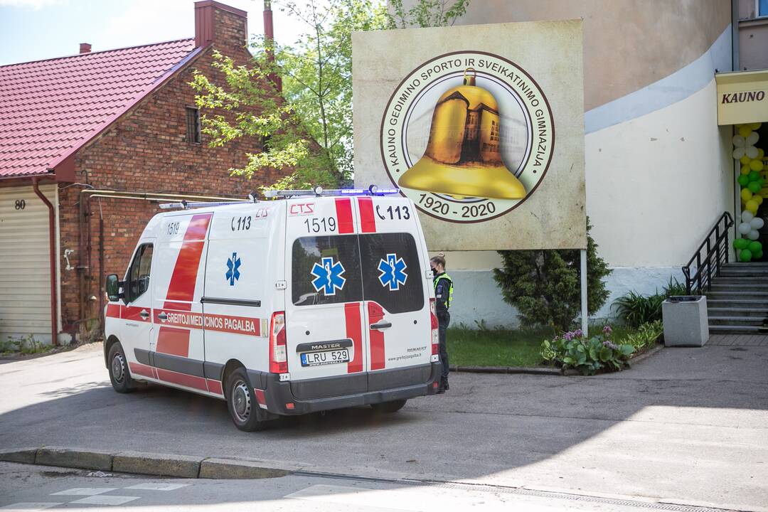 Kaune pro gimnazijos langą iškrito nepilnametis