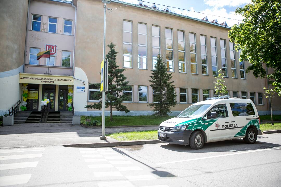Kaune pro gimnazijos langą iškrito nepilnametis