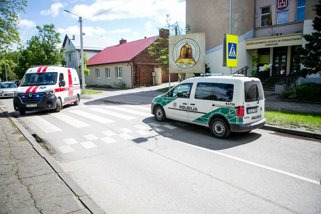 Kaune pro gimnazijos langą iškrito nepilnametis