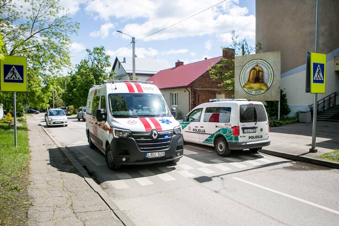 Kaune pro gimnazijos langą iškrito nepilnametis