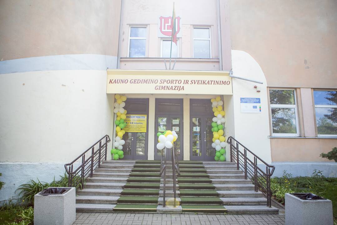 Kaune pro gimnazijos langą iškrito nepilnametis