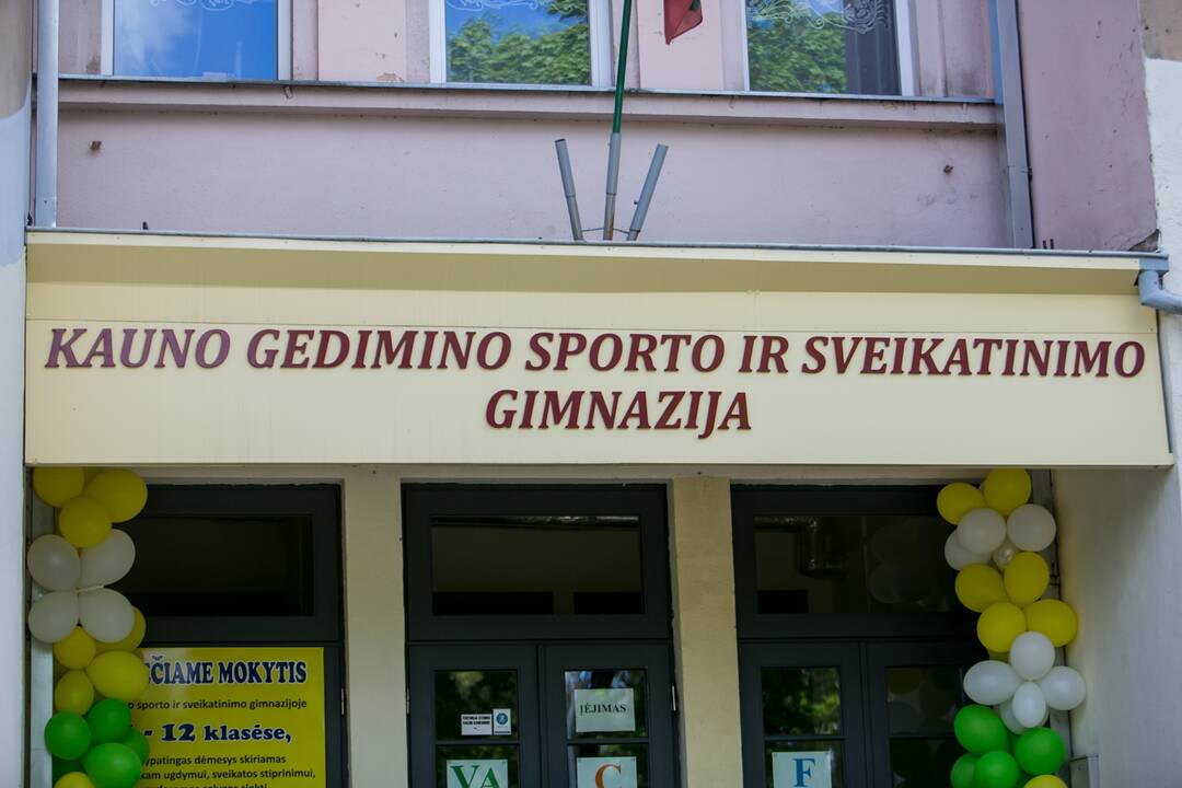 Kaune pro gimnazijos langą iškrito nepilnametis