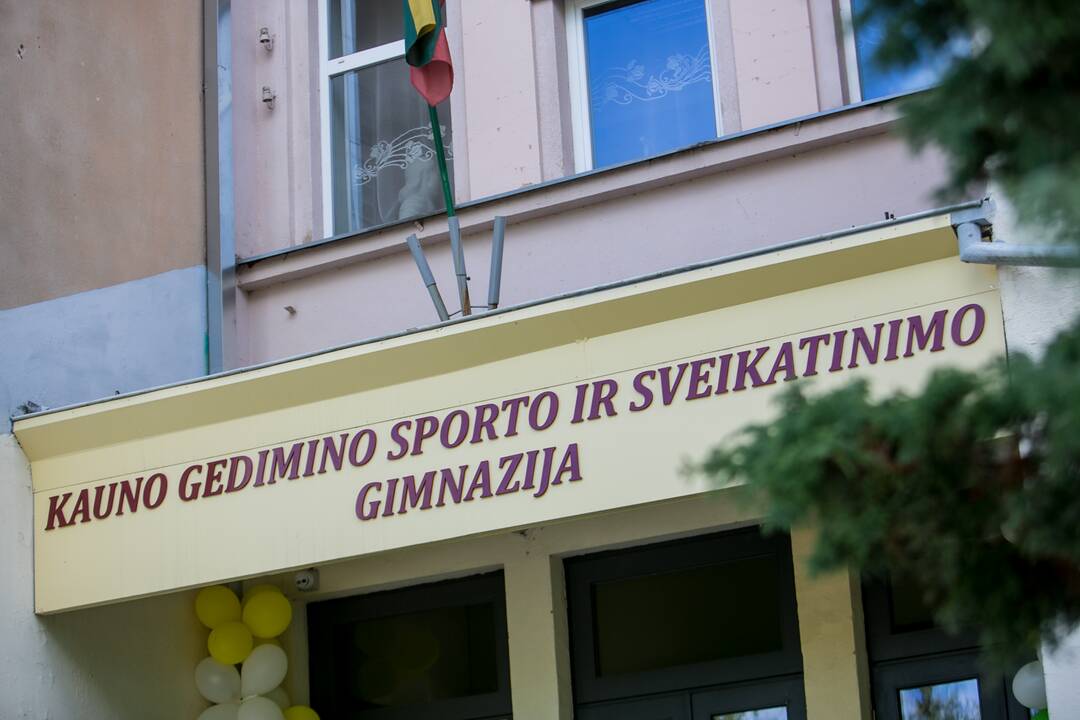 Kaune pro gimnazijos langą iškrito nepilnametis
