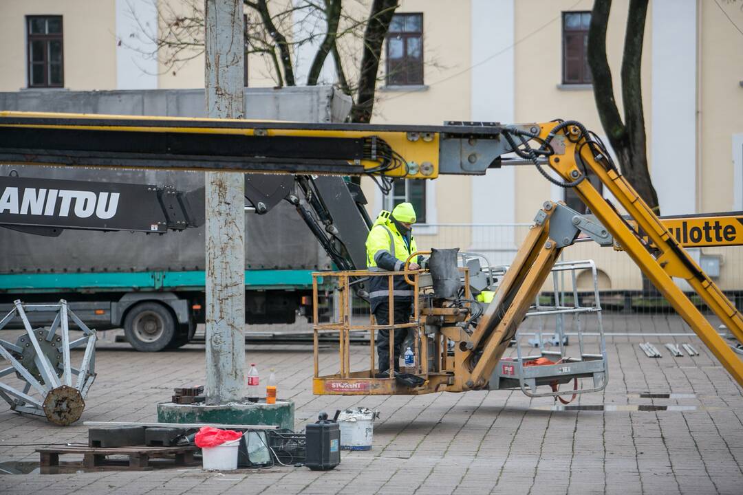 Kauno kalėdinės eglutės montavimo darbai įgauna pagreitį