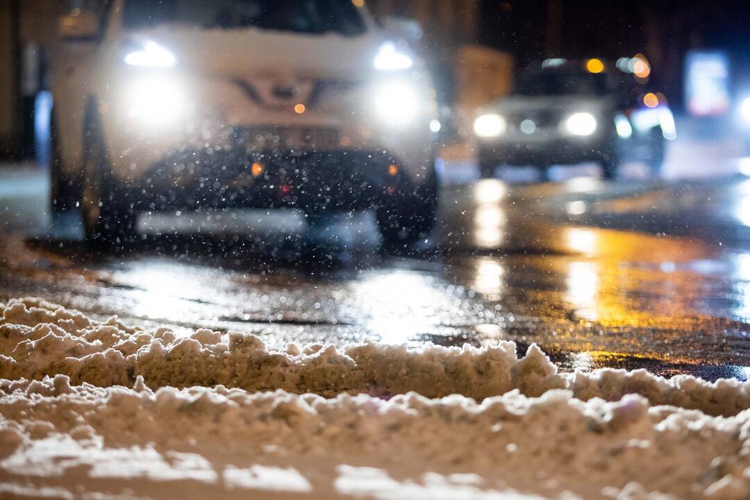 Naktį keliuose būkite budrūs: eismo sąlygas sunkins sniegas, lijundra ir plikledis