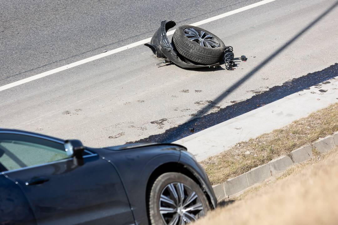 Vilniuje susidūrė trys transporto priemonės: žuvo BMW vairuotojas