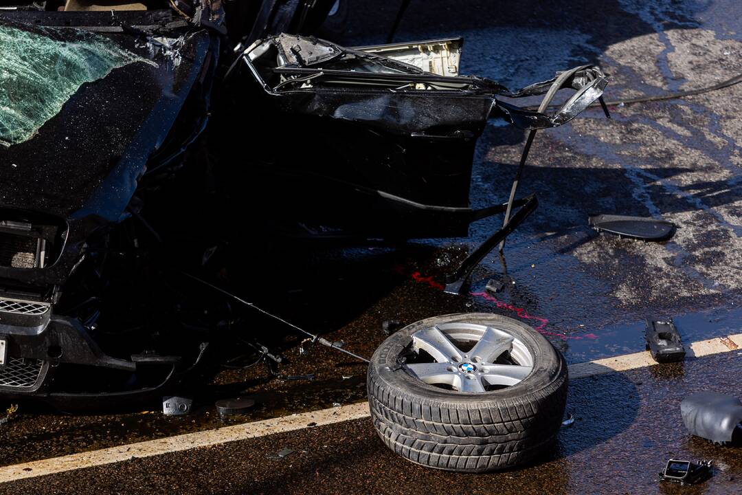 Vilniuje susidūrė trys transporto priemonės: žuvo BMW vairuotojas