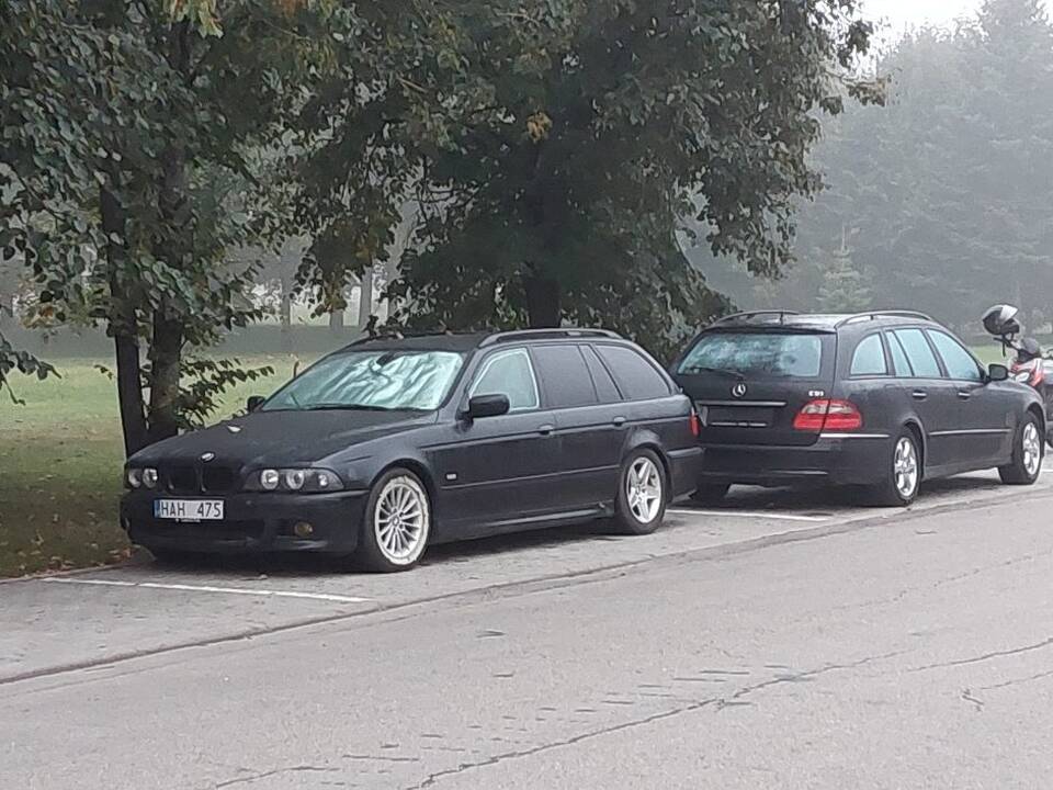 Vieta: pasak skaitytojo, juodą BMW jis matė Akademijoje, Tako gatvėje, pilkšvai žalsvą BMW – bendroje automobilių statymo aikštelėje Pilėnų gatvėje.