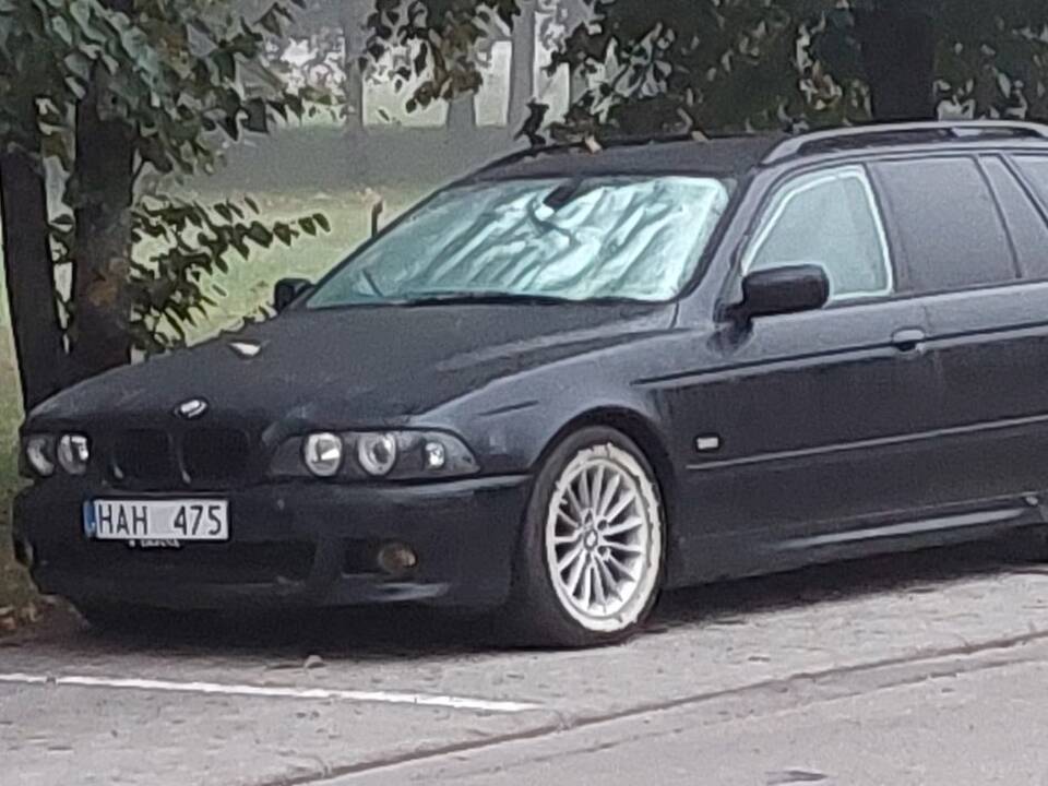 Vieta: pasak skaitytojo, juodą BMW jis matė Akademijoje, Tako gatvėje, pilkšvai žalsvą BMW – bendroje automobilių statymo aikštelėje Pilėnų gatvėje.