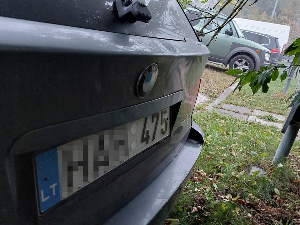 Vieta: pasak skaitytojo, juodą BMW jis matė Akademijoje, Tako gatvėje, pilkšvai žalsvą BMW – bendroje automobilių statymo aikštelėje Pilėnų gatvėje.