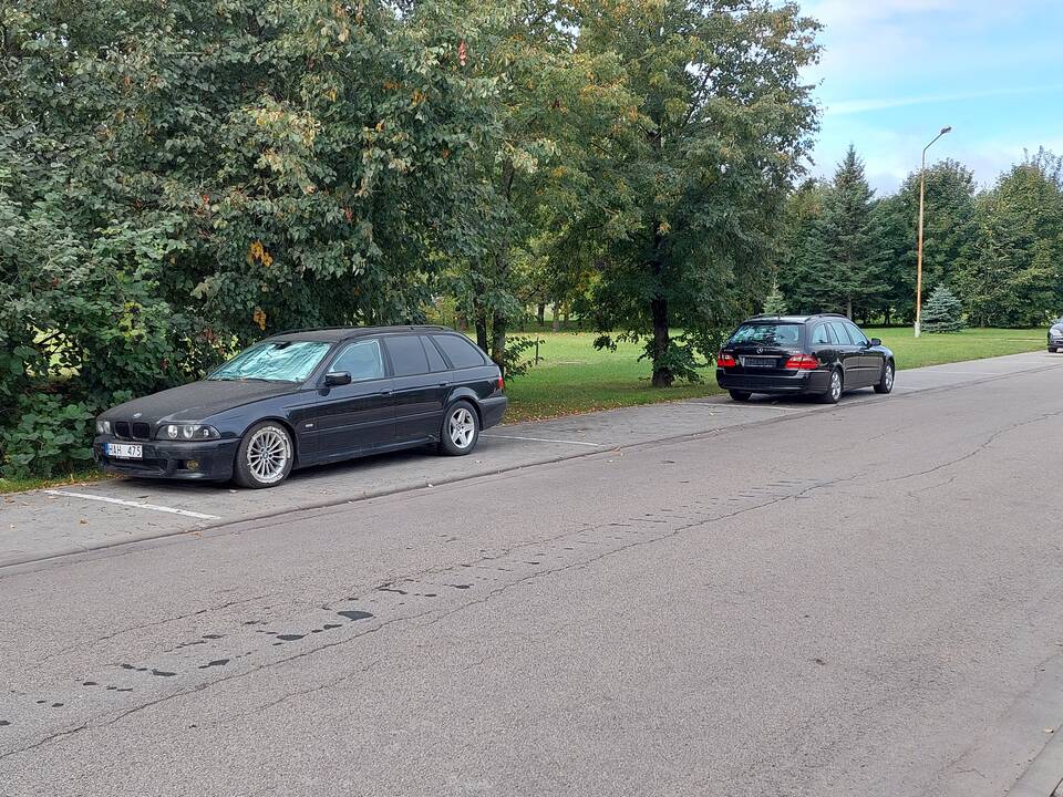 Vieta: pasak skaitytojo, juodą BMW jis matė Akademijoje, Tako gatvėje, pilkšvai žalsvą BMW – bendroje automobilių statymo aikštelėje Pilėnų gatvėje.