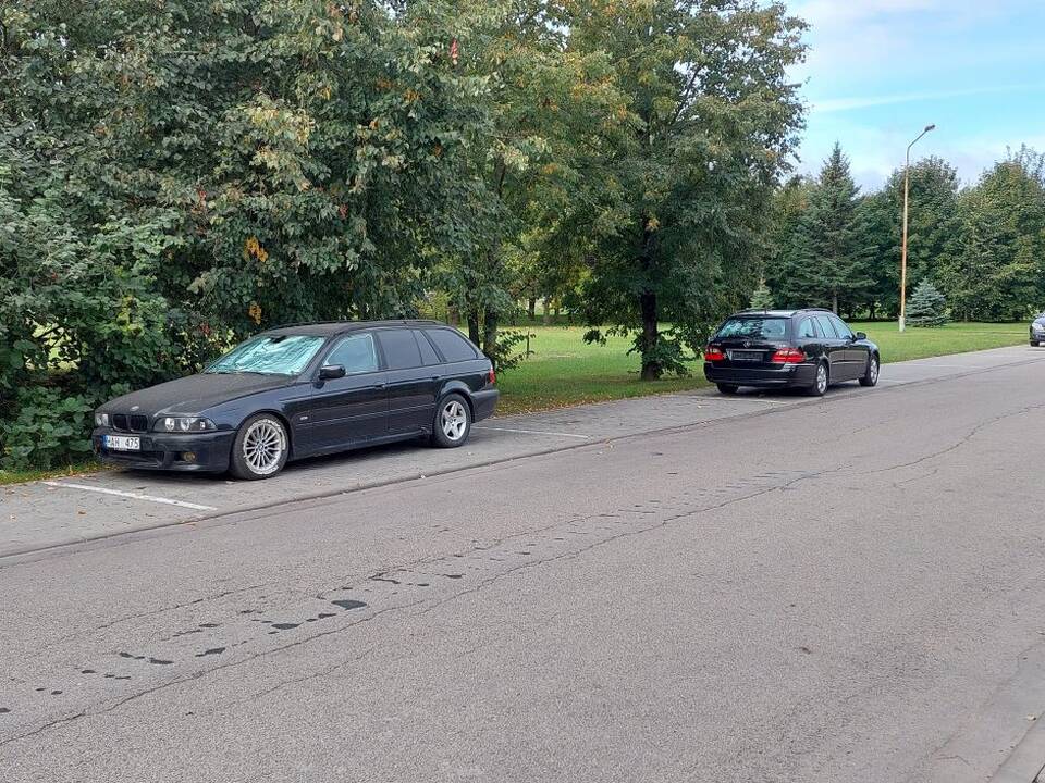 Vieta: pasak skaitytojo, juodą BMW jis matė Akademijoje, Tako gatvėje, pilkšvai žalsvą BMW – bendroje automobilių statymo aikštelėje Pilėnų gatvėje.