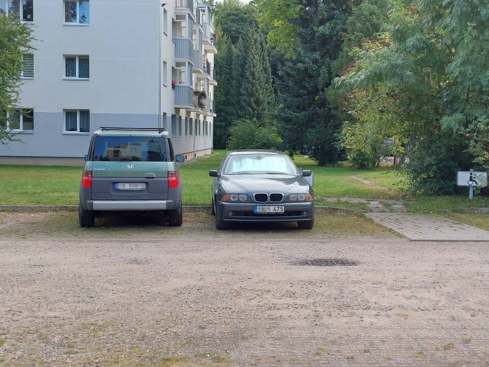 Vieta: pasak skaitytojo, juodą BMW jis matė Akademijoje, Tako gatvėje, pilkšvai žalsvą BMW – bendroje automobilių statymo aikštelėje Pilėnų gatvėje.
