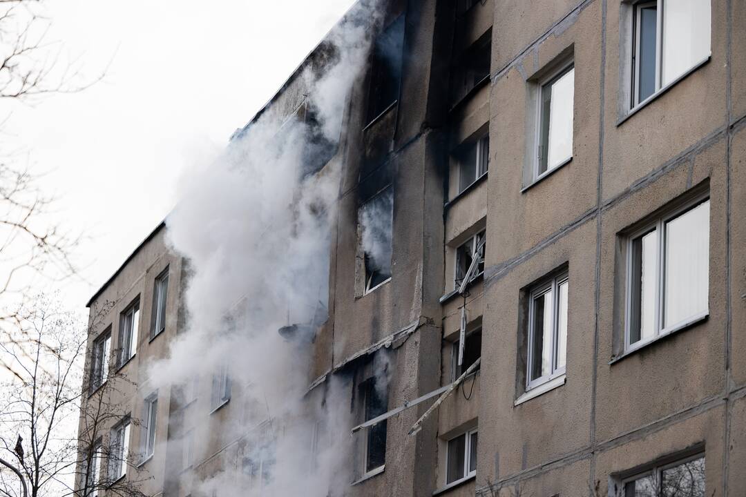 Keturis butus Viršuliškių daugiabutyje surijo liepsnos