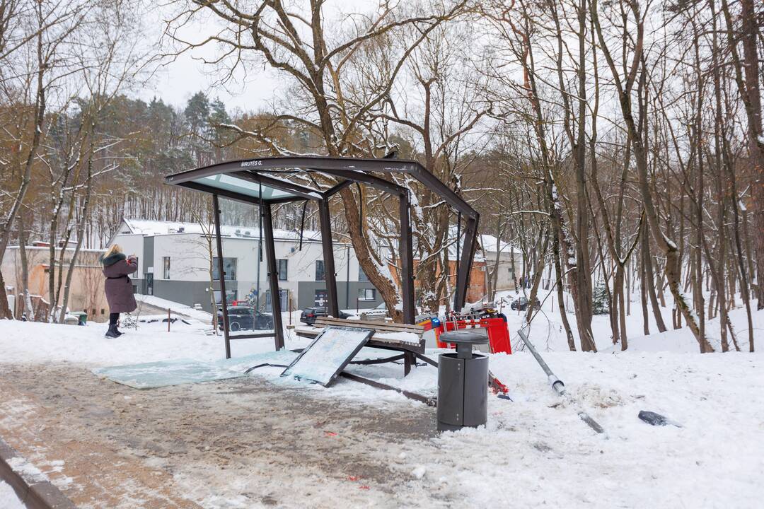 Į gaisrą skubėję ugniagesiai Panemunėje rėžėsi į stotelę