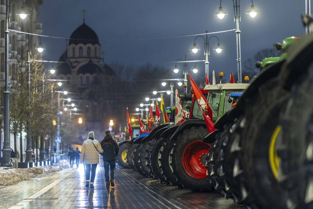 Ūkininkų protesto išvakarės: Gedimino pr. išrikiuota žemės ūkio technika