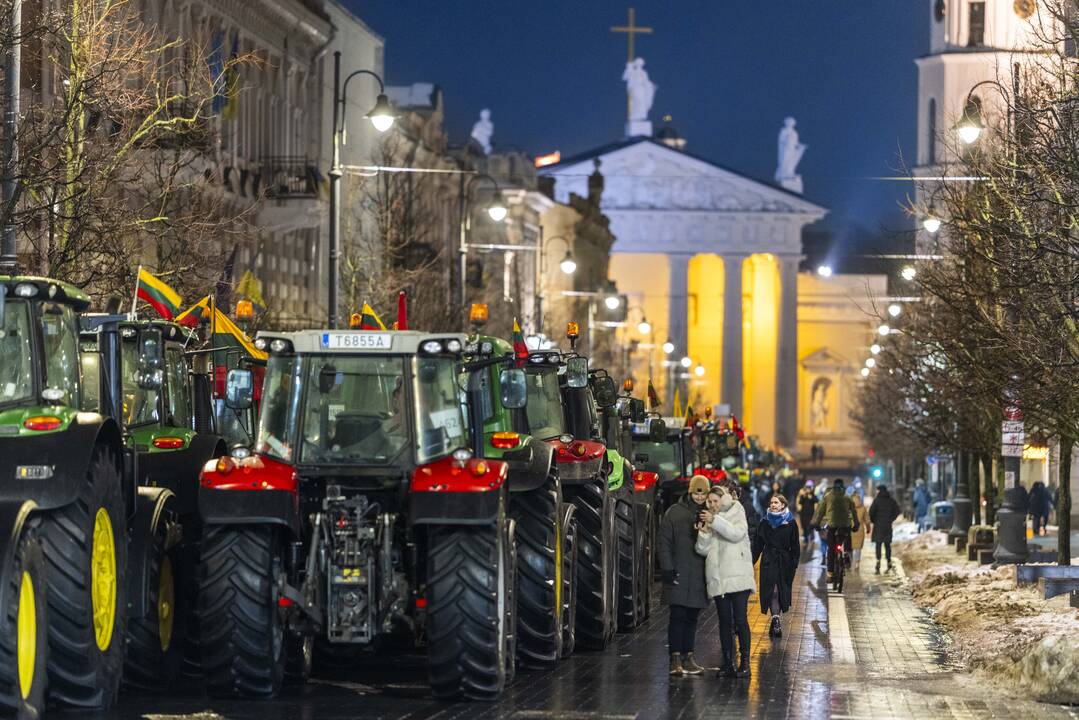 Ūkininkų protesto išvakarės: Gedimino pr. išrikiuota žemės ūkio technika