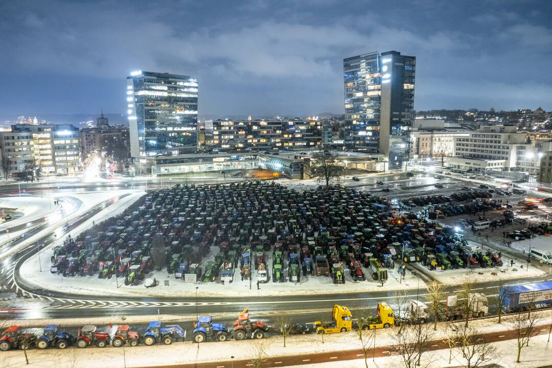 Ūkininkų protesto išvakarės: Gedimino pr. išrikiuota žemės ūkio technika