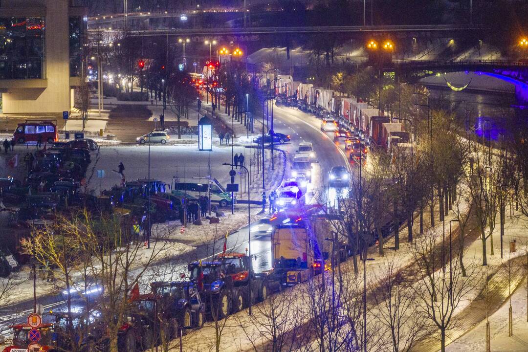 Ūkininkų protesto išvakarės: Gedimino pr. išrikiuota žemės ūkio technika