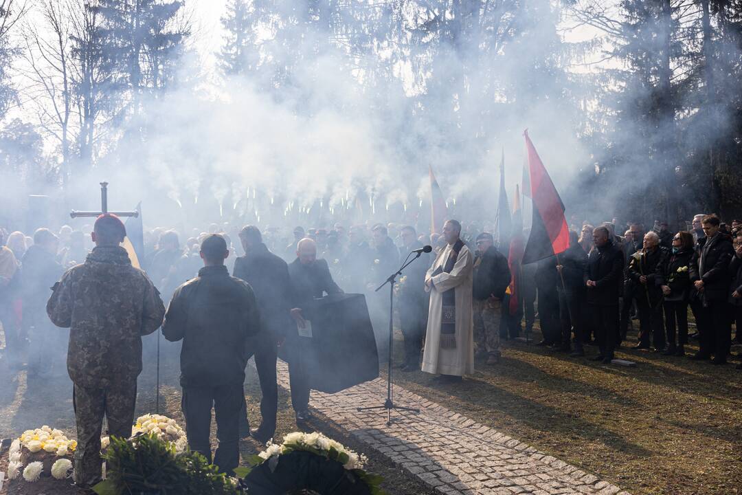 Lietuva atsisveikino su Ukrainoje žuvusiu kariu T. Tumu