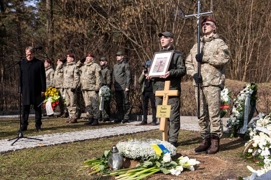 Lietuva atsisveikino su Ukrainoje žuvusiu kariu T. Tumu