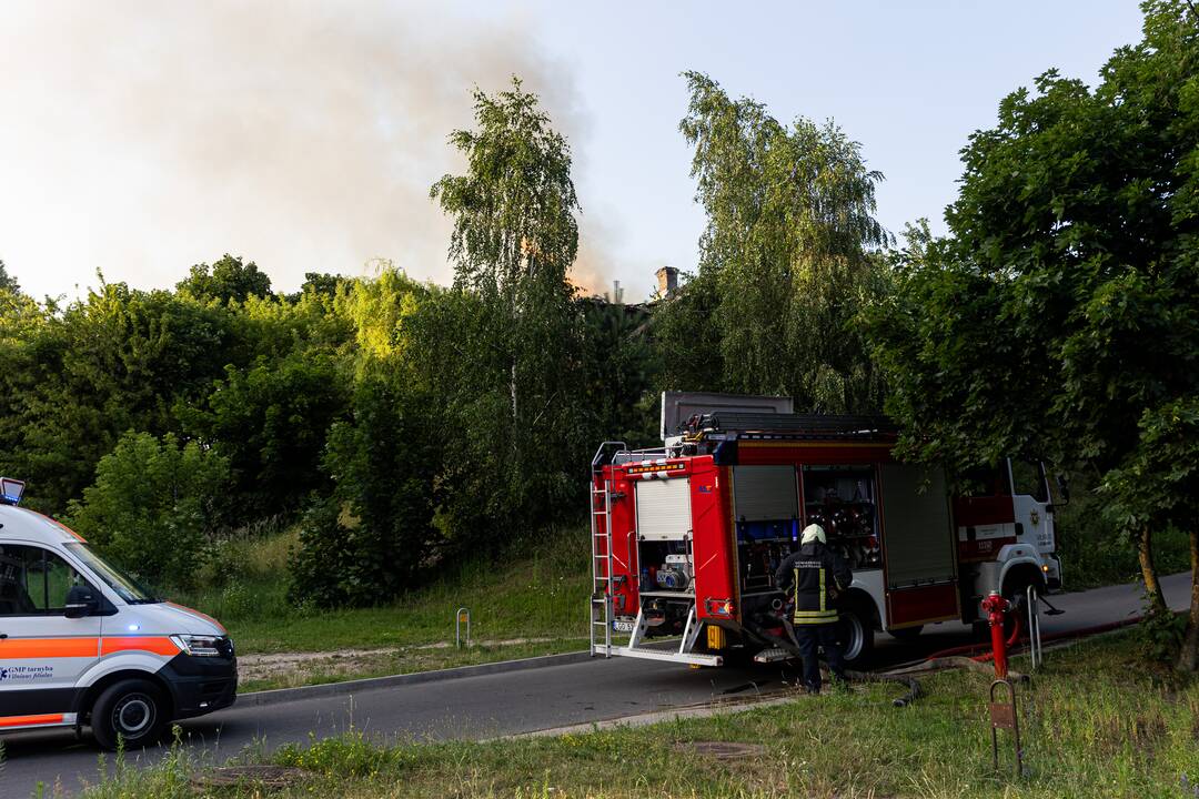 Vilniuje, Naujininkų rajone, užsiliepsnojo namas